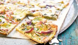 Flammkuchen mit roten Zwiebeln