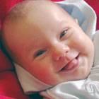 Lachendes Baby wird selbstsicher