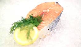 Bereits im jungen Alter Fisch essen 