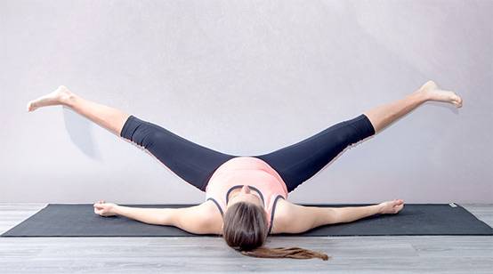 Yogaübung  Passive Grätsche (Supta Ugrasan) zur Geburtsvorbereitung