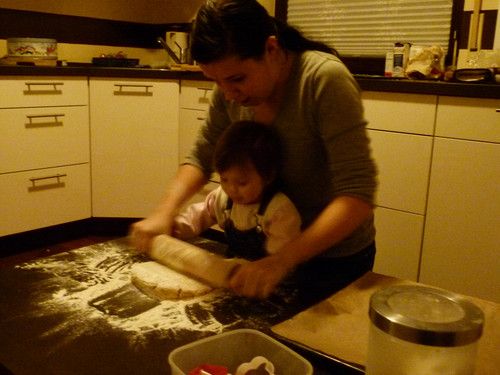 Amelie 18 Monate & ich beim Plätzchen backen am 1 Advent