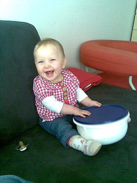 Jule beim Eier suchen.