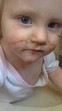 Mia und ihr erstes Nutellabrot =)