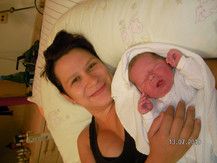 Meine Mama und ich (Nathan) direkt nach meiner Geburt