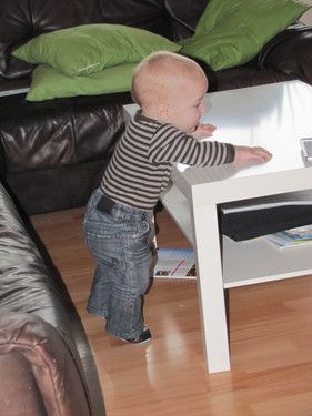 Erstes Am Tisch gehn wie die großen Geschwister