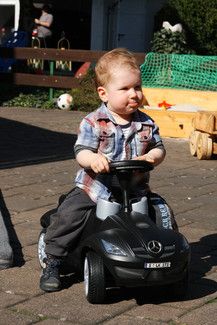 Timo übt Autofahren