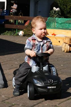 Timo übt Autofahren