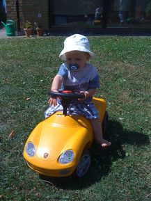 Mirco testet das Auto von seinem Kumpel