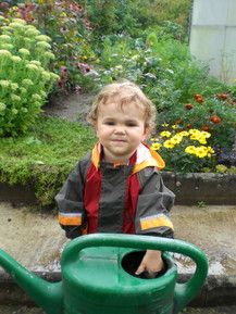 Eine große Hilfe in Oma`s Garten