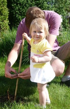 Ich helfe meinem Papa im Garten!