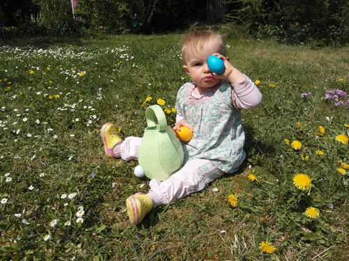 Das erste Mal Ostereier suchen :)