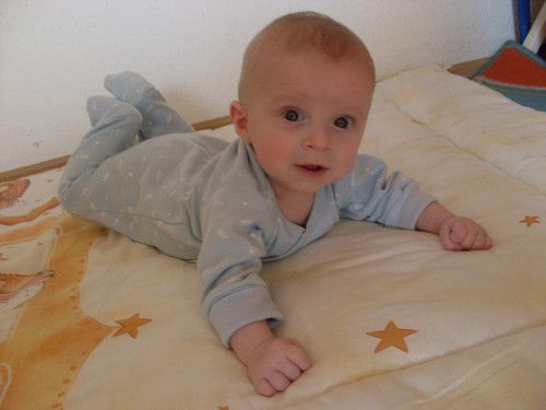 Baby Leon draußen
