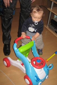 Tyler und sein Lauflernwagen