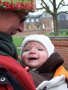 Kuschelig warm an Mamas Bauch