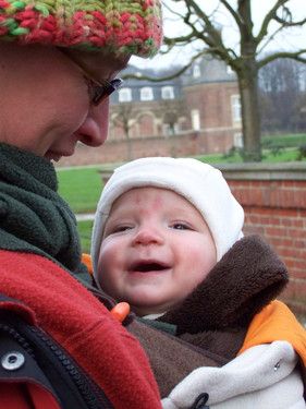 Kuschelig warm an Mamas Bauch
