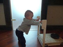 Jorden´s erste Schritte mit selbstgebauter Laufhilfe