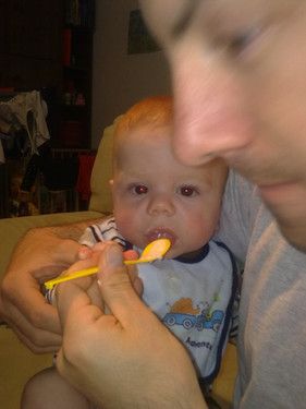 Tristan isst seinen ersten Brei