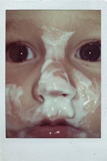 Simon isst das erste Mal alleine