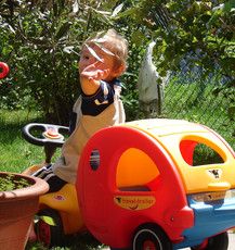 Unser kleiner mit seinem Bobby-Car