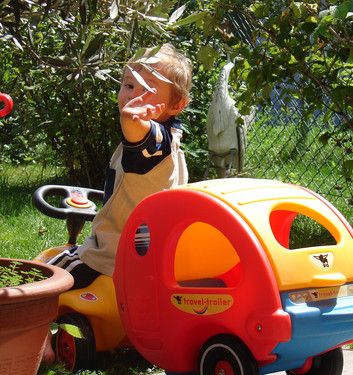 Unser kleiner mit seinem Bobby-Car