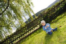 Leon entdeckt den Herbst und bunte Blätter