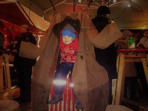 Auf dem Weihnachtsmarkt mit einer Jacke mit Heizung