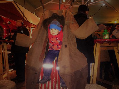 Auf dem Weihnachtsmarkt mit einer Jacke mit Heizung