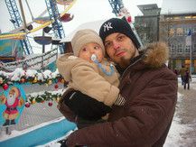Louis und sein Papa auf dem Weihnachtsmarkt
