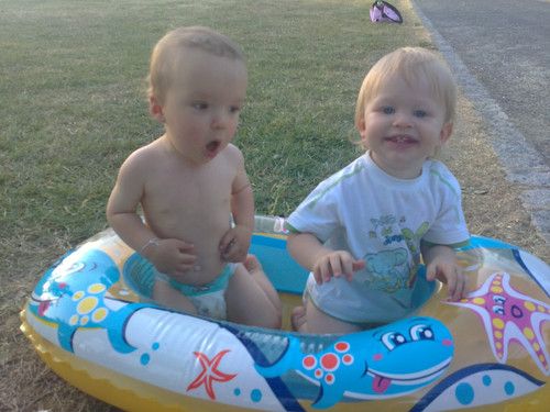 Mein kleiner Max (rechts) in seinem tollen Boot xD