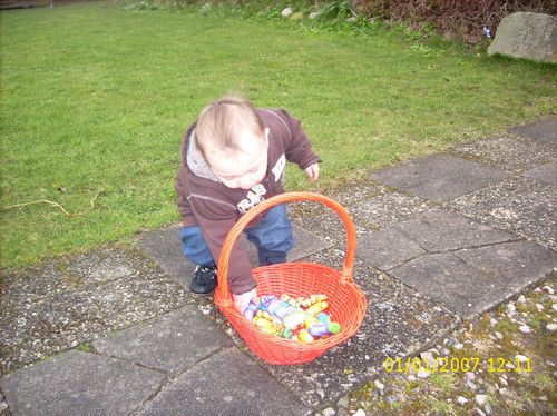 oskar beim eiersuchen