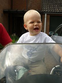 Opas Motorrad ist sooo toll !!!