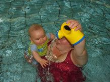 das erste mal schwimmen mit Mama
