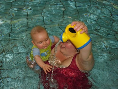 das erste mal schwimmen mit Mama