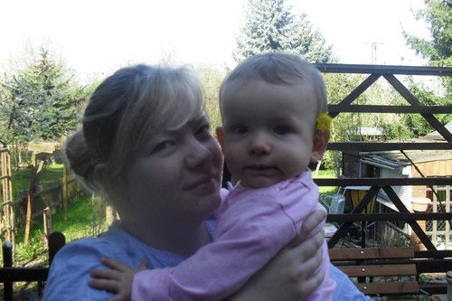 Resi und Mama im heimischen Garten