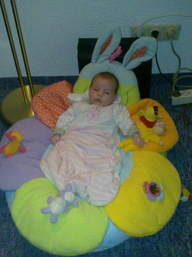 Fabienne auf ihrem rollenden Nestchen....