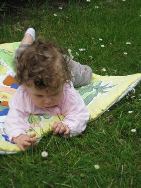 Unsere Süße beim "Blümchen pflücken"  *grins*