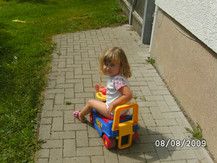 lara sophie auf dem auto