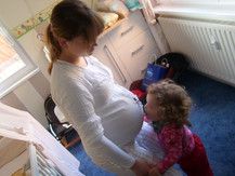 Große Emmi Schwester erwartet ihren kleinen Bruder