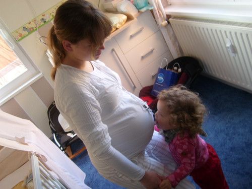 Große Emmi Schwester erwartet ihren kleinen Bruder