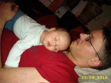 Auf Papa schläft sichs am Besten