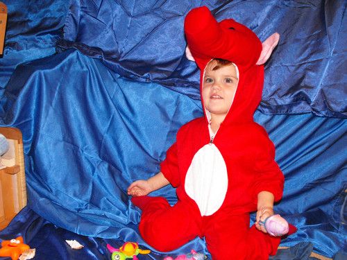 Kostümprobe für den Kindergarten als Seepferdchen