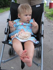 Barfuss im Kinderwagen