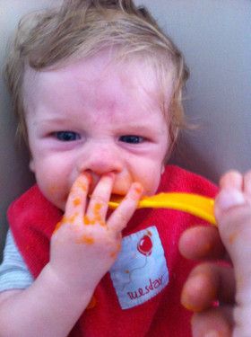 Meine erste Begegnung mit dem leckerem Karottenbreichen von Mama..