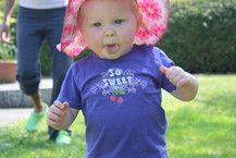 Idas erste Schritte ohne Schuhe auf dem Rasen. Irgendwie kitzelt das!!