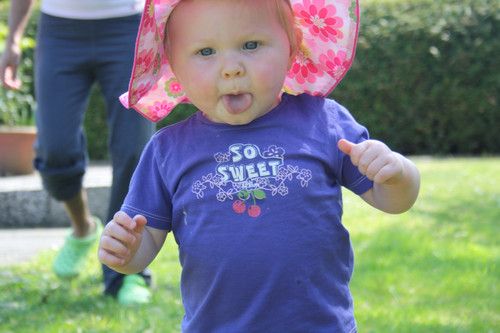 Idas erste Schritte ohne Schuhe auf dem Rasen. Irgendwie kitzelt das!!