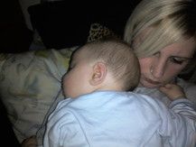 ER schläft auf Mama´s Arm :)