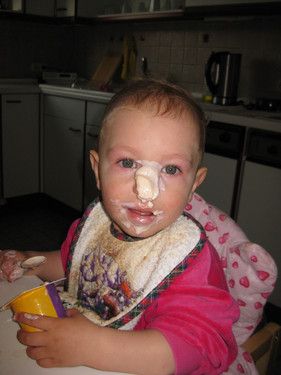 Man braucht doch keinen Löffel, um Jogurt zu essen, die Nase tut es auch.