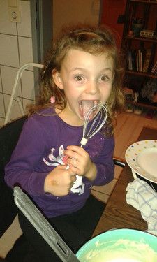 Lea (6) beim Teig stiebizen 