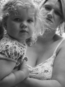 Das Große Kind auf dem Arm, das kleine noch im Bauch :-)