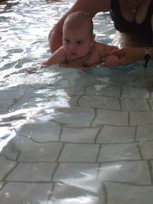 Erste Schwimmversuche